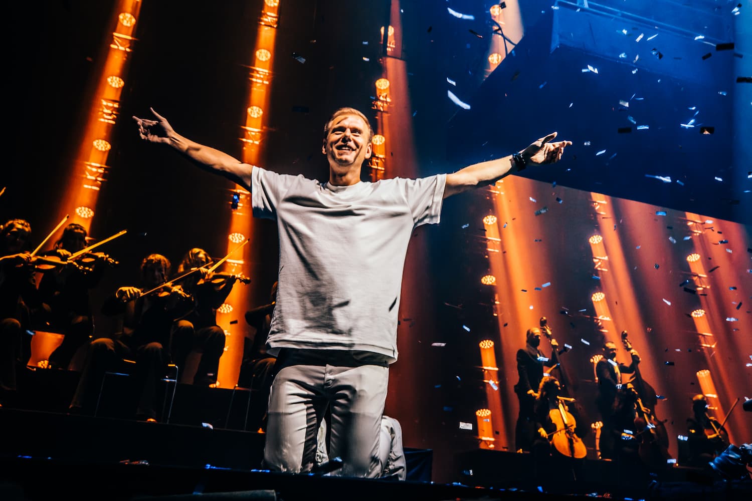 Armin Van Buuren apresenta "Feel Again Part 1"