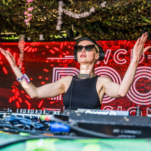 4 motivos para não perder a DJ alemã Stella Bossi no Surreal Park