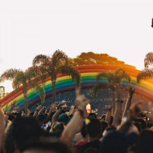 Mês do orgulho LGBT+: conheça BADSISTA e Curol, artistas do Tomorrowland Brasil 2024