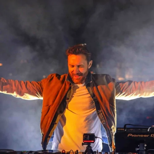 Conheça os melhores DJs do mundo do ranking da DJ Mag 2025