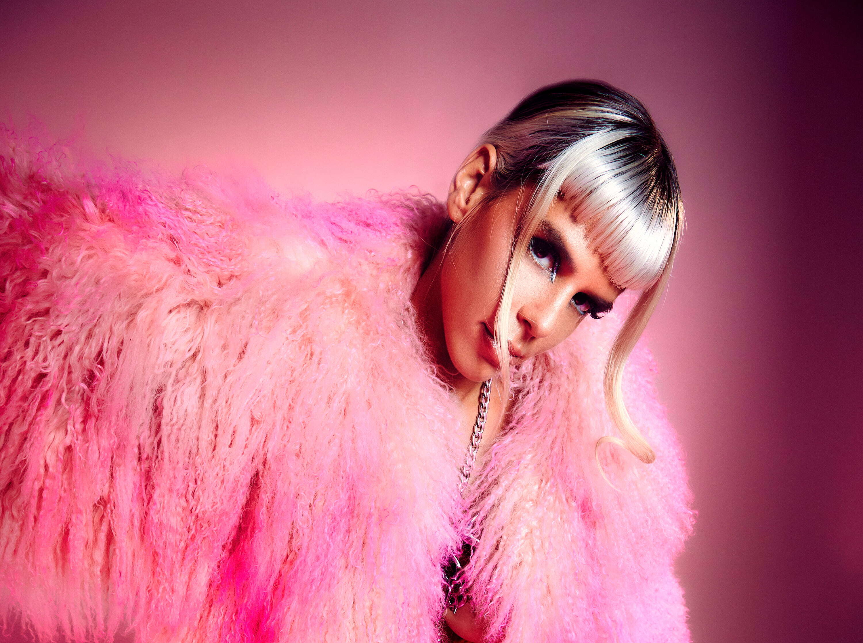 Conheça 4 tracks de ØTTA, portuguesa que une Techno com Funk Brasileiro