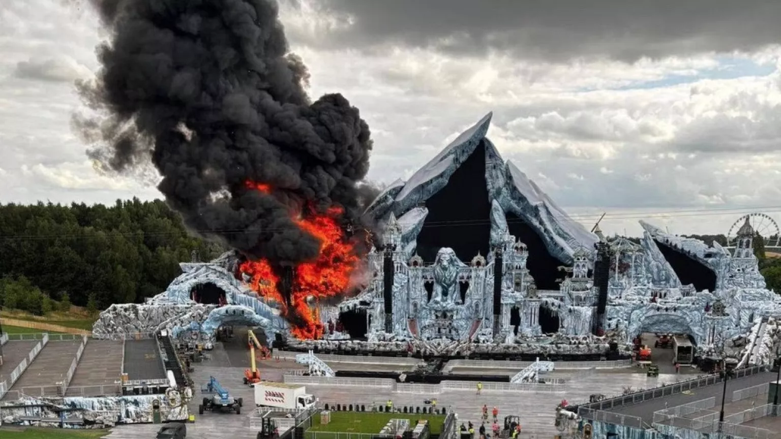 Palco principal do Tomorrowland Bélgica 2025 é destruído por incêndio