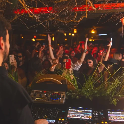 Maram Beach Garden anuncia programação completa dos próximos meses na Praia do Rosa