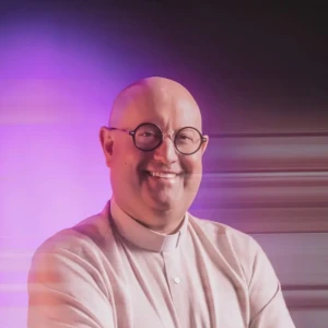 Em tempos de conflito, Padre Guilherme transforma o techno em mensagem de paz com seu novo EP