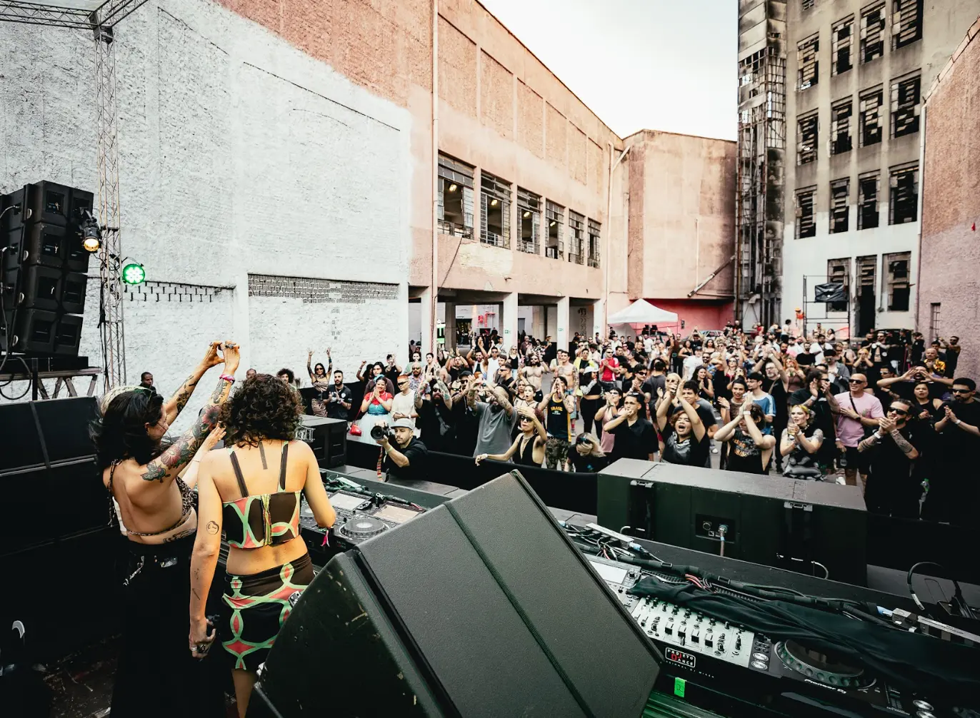 Carlos Capslock anuncia festival de 15 anos com Radio Slave e BATU como headliners e mais de 30 artistas