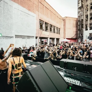 Carlos Capslock anuncia festival de 15 anos com Radio Slave e BATU como headliners e mais de 30 artistas