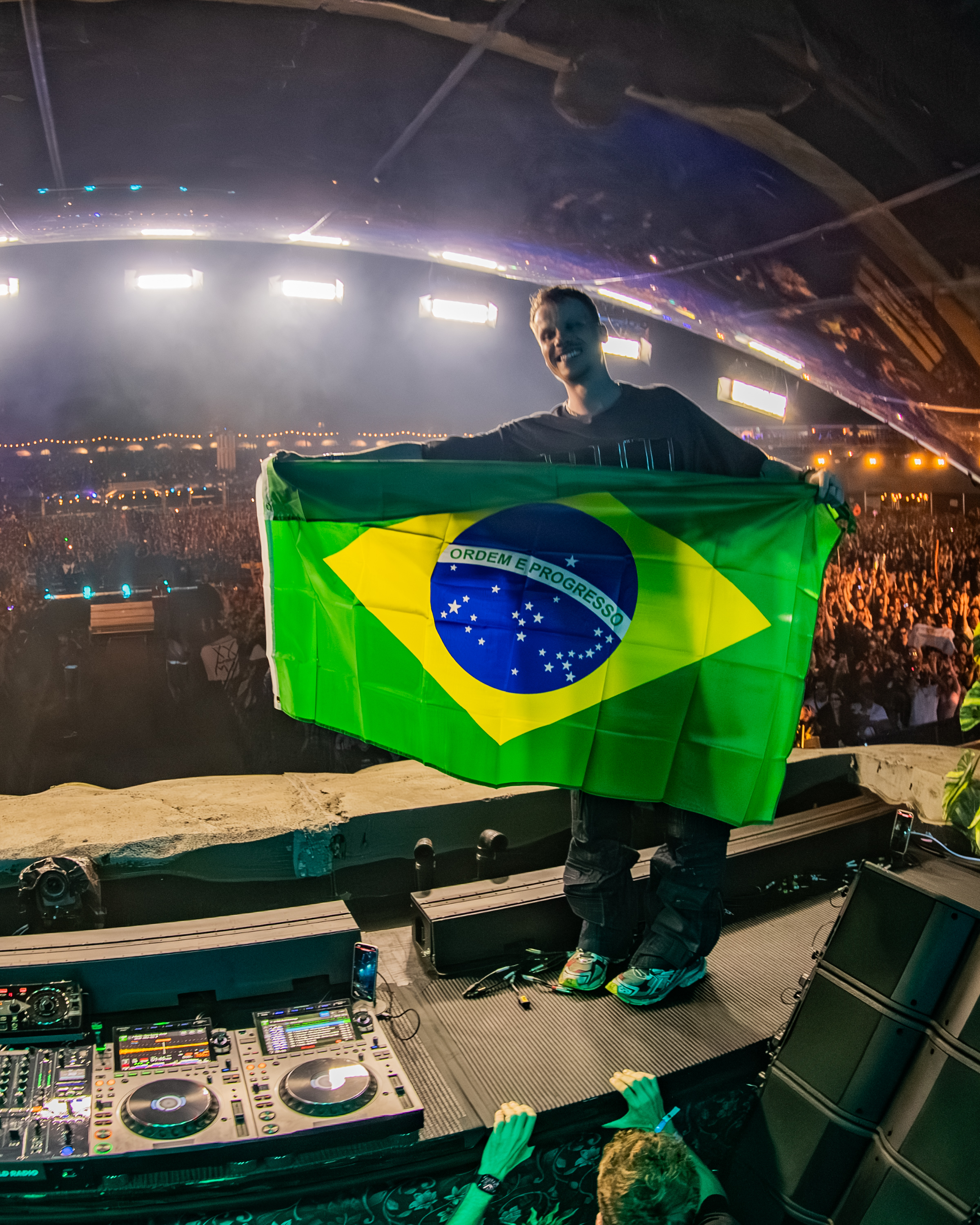 DJ e produtor Maddix lança “Favela”, track inspirada em sua primeira viagem ao Brasil e anuncia apresentação em São Paulo