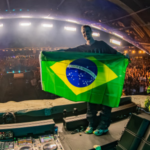 DJ e produtor Maddix lança “Favela”, track inspirada em sua primeira viagem ao Brasil e anuncia apresentação em São Paulo