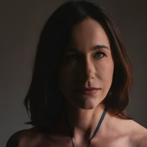 AMELARI, novo projeto de Camila Giamelaro, estreia com proposta que transforma recomeço em potência criativa