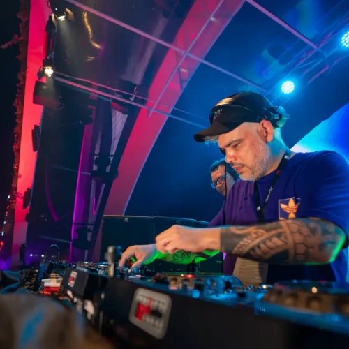 Do club ao Rock in Rio: Leo Janeiro revela o que muda no set para pistas intimistas e para grandes festivais