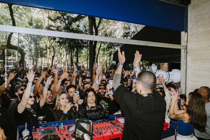 Ballantine's lança novo rótulo Sweet Blend com show surpresa de Vintage Culture em São Paulo