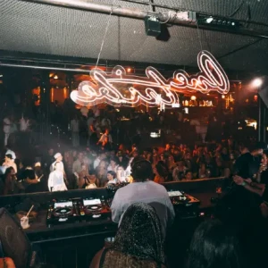 AMÉMÉ lança a track “Chulo” após temporada em Ibiza e se apresenta no Rio de Janeiro e em São Paulo em outubro
