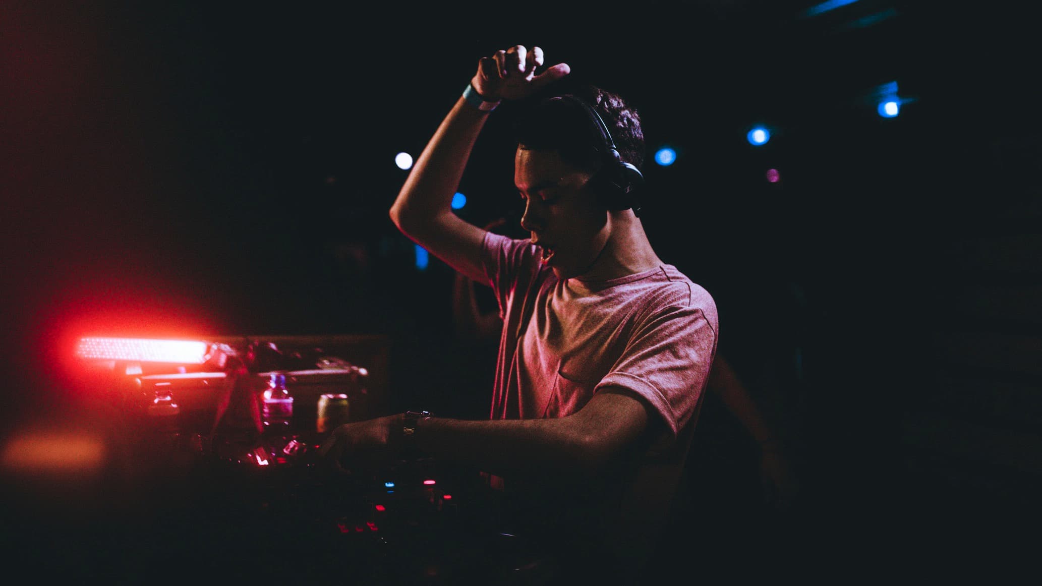 LIVA (BR) e Kohen lançam remix de "Round My Head" de Bhaskar e Yves V