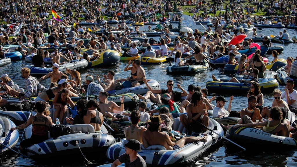 Festa em Berlim reune cerca de 1.500 pessoas em barcos e botes infláveis e gera revolta online