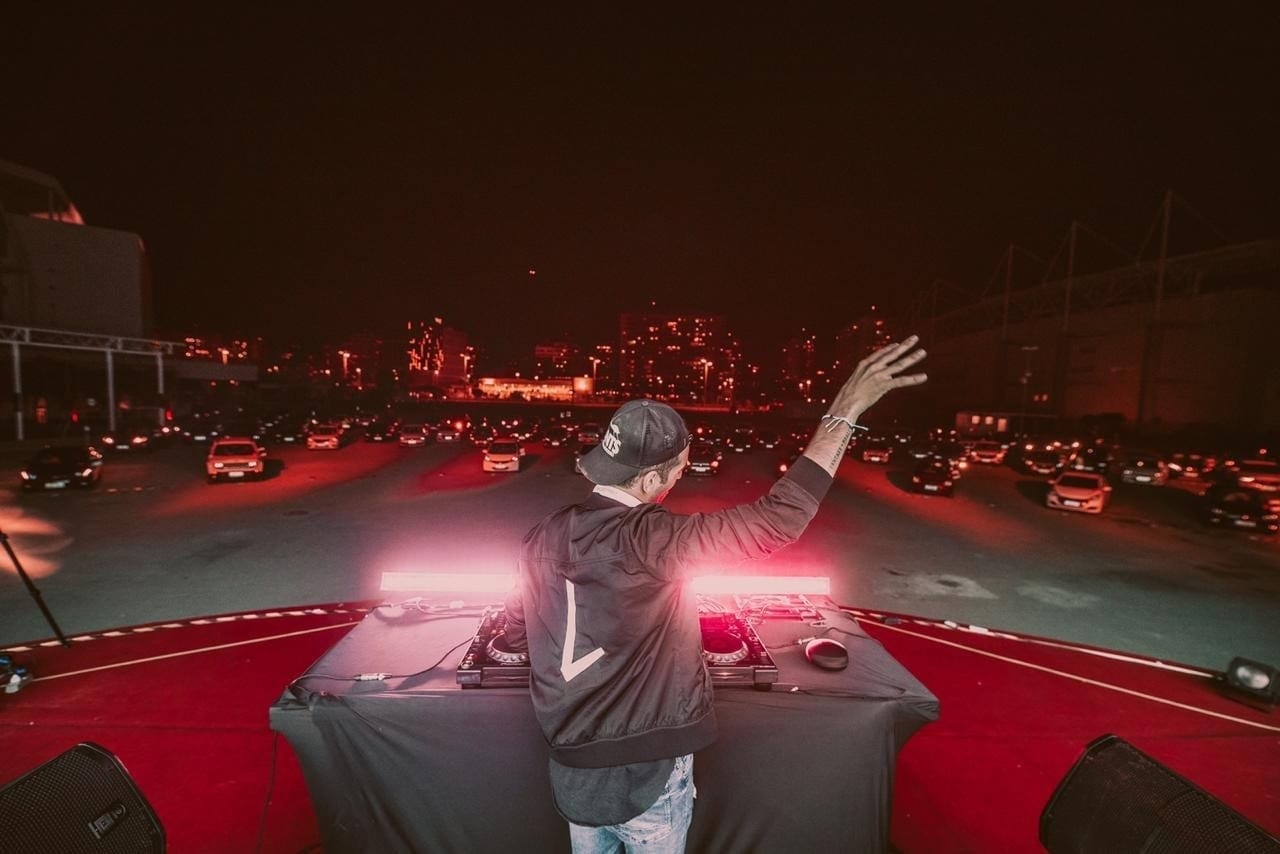 Show de música eletrônica em Drive-in no Rio de Janeiro: Lucce conta a experiência