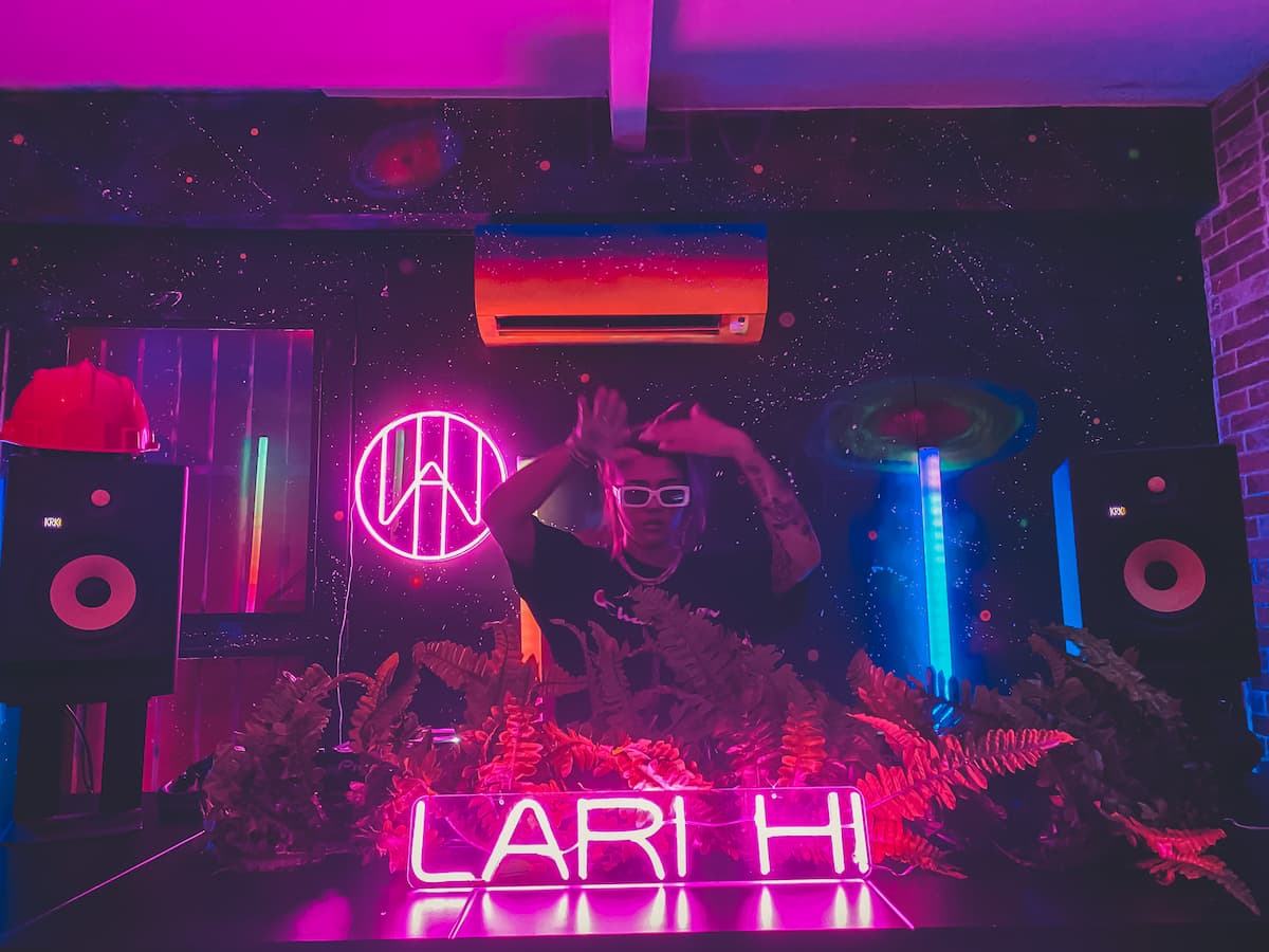 HISESH é o novo podcast da DJ e produtora Lari Hi